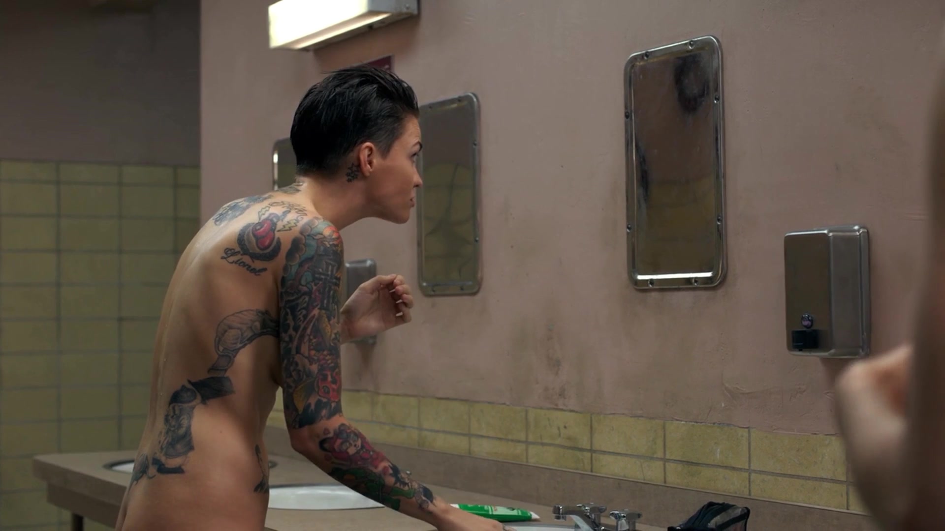 Ruby Rose topless - Orange_Is_the_New_Black_s03e09 (2015) Nude Sc...