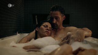 Jasmin Gerat sexy - Der Gutachter - Ein Mord zu viel (2017)