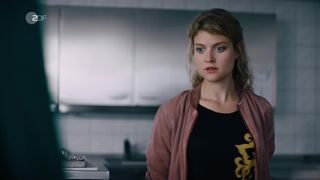 Odine Johne naked - Erzgebirgskrimi Todlicher Akkord (2020)