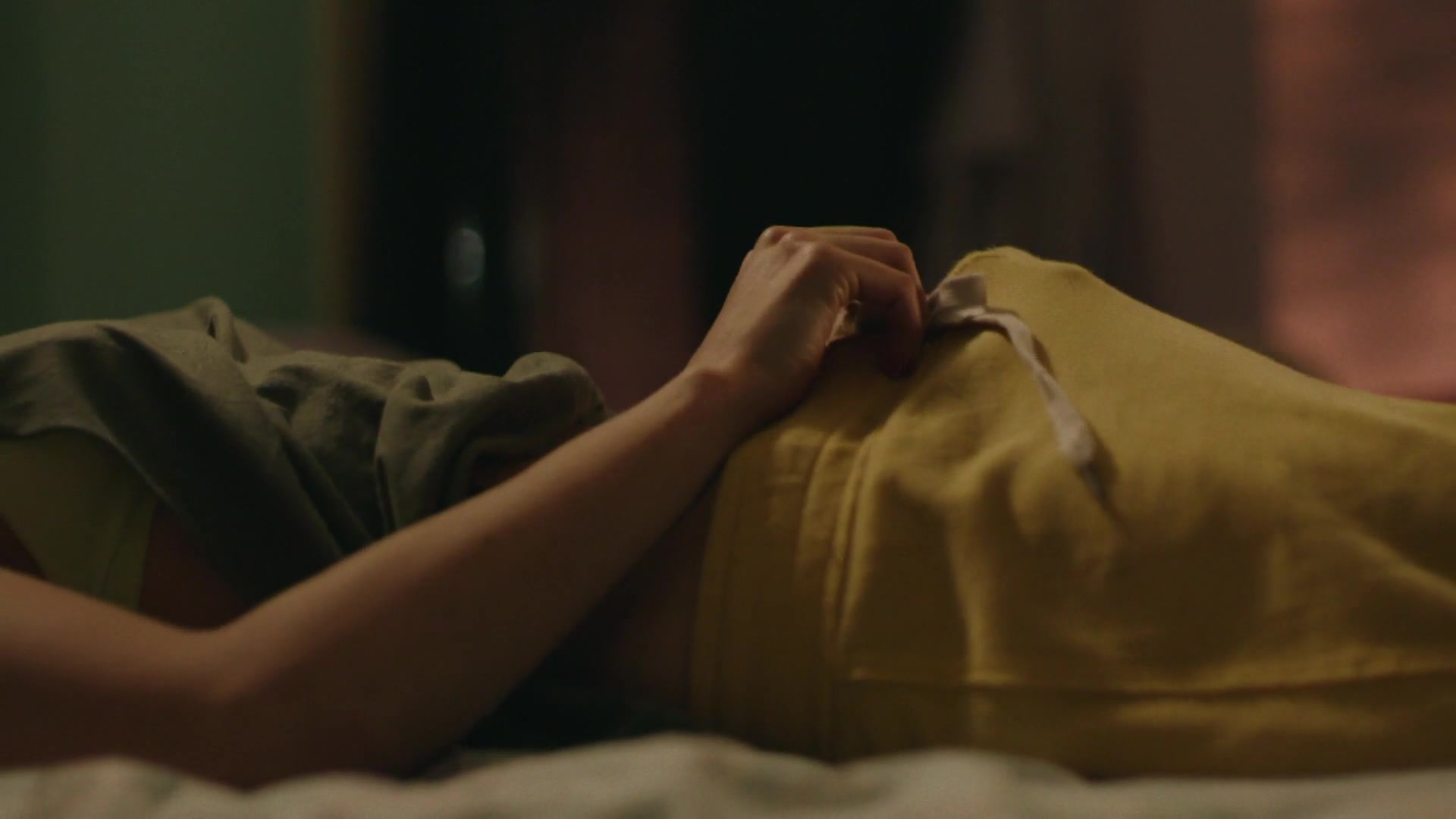 Frankie Shaw – SMILF s01e01 (2017) celebrity hot scene