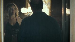 Sarah Gadon, Lola Kirke, Hong Chau sexy - American Woman (2019)