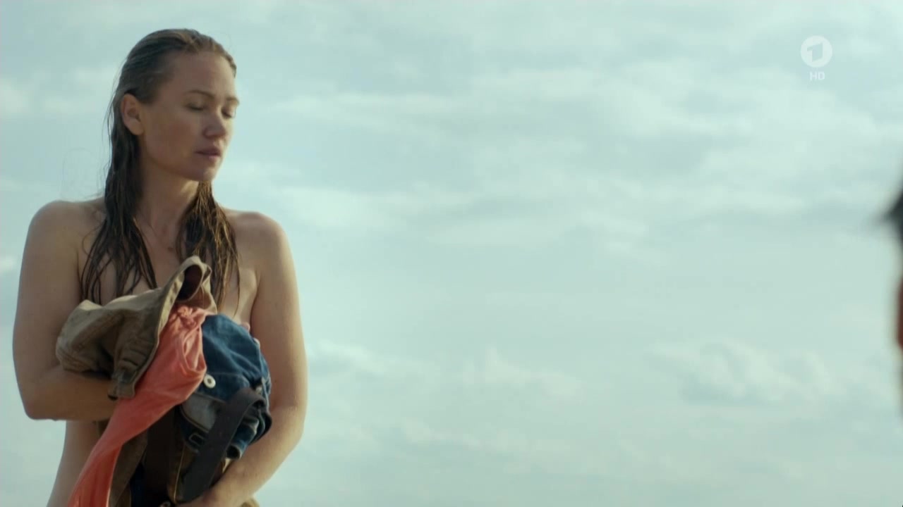 Lisa Maria Potthoff – Engelmacher Der Usedom-Krimi (2016) Nude adult movie scene