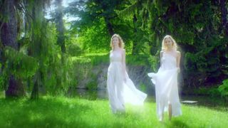 Denisa Nesvacilova nude, Tereza Valtova, Hana Vagnerova naked- Miluji te modre (2017)