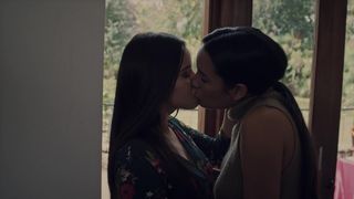 Susana Rojas, licia Jaziz - Ingobernable s02e07 (2018) Nude movie scene