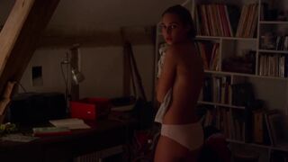 Lola Saint-Gilles sexy - Adele en aout (2016)