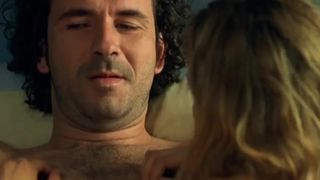 Natalia Verbeke Nude - El otro lado de la cama (2002)