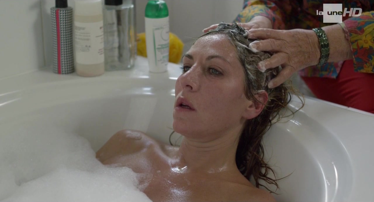 Mathilde Seigner, Fanny Gilles nude – Sam s01e03 (2018)