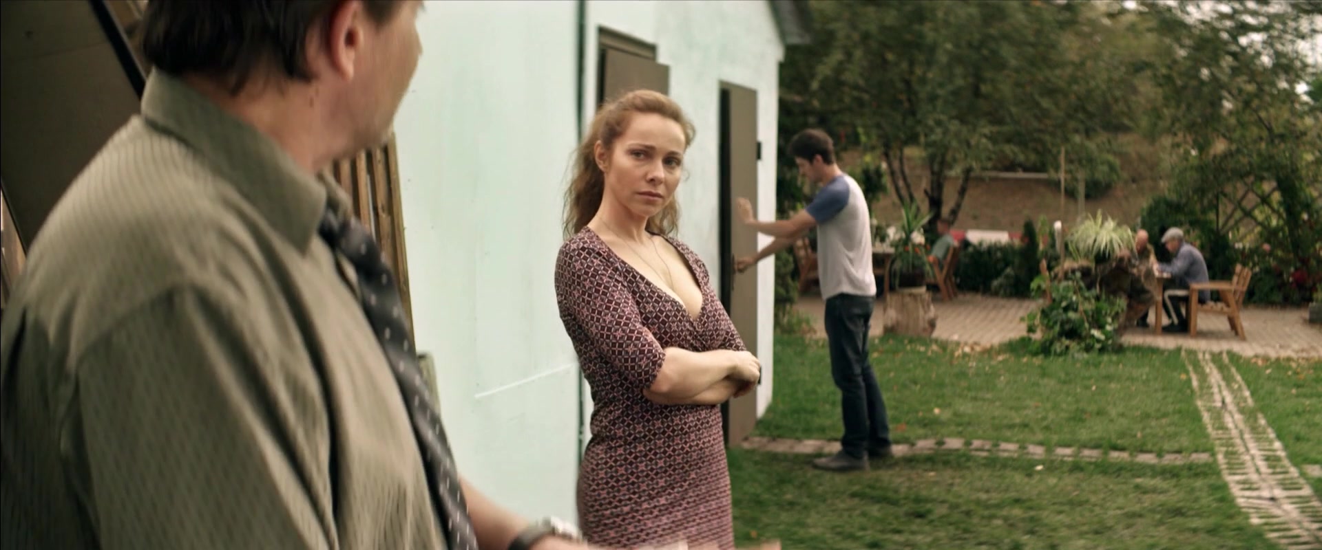 Ekaterina Guseva – Vhodya v dom oglyanis s01e01 (2019)