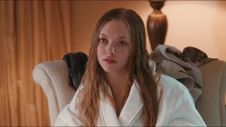 Amanda Seyfried hot, Julianne Moore nude - Chloe (2009)