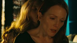 Amanda Seyfried hot, Julianne Moore nude - Chloe (2009)