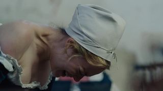 Emma Stone nude - The Favourite (2018)