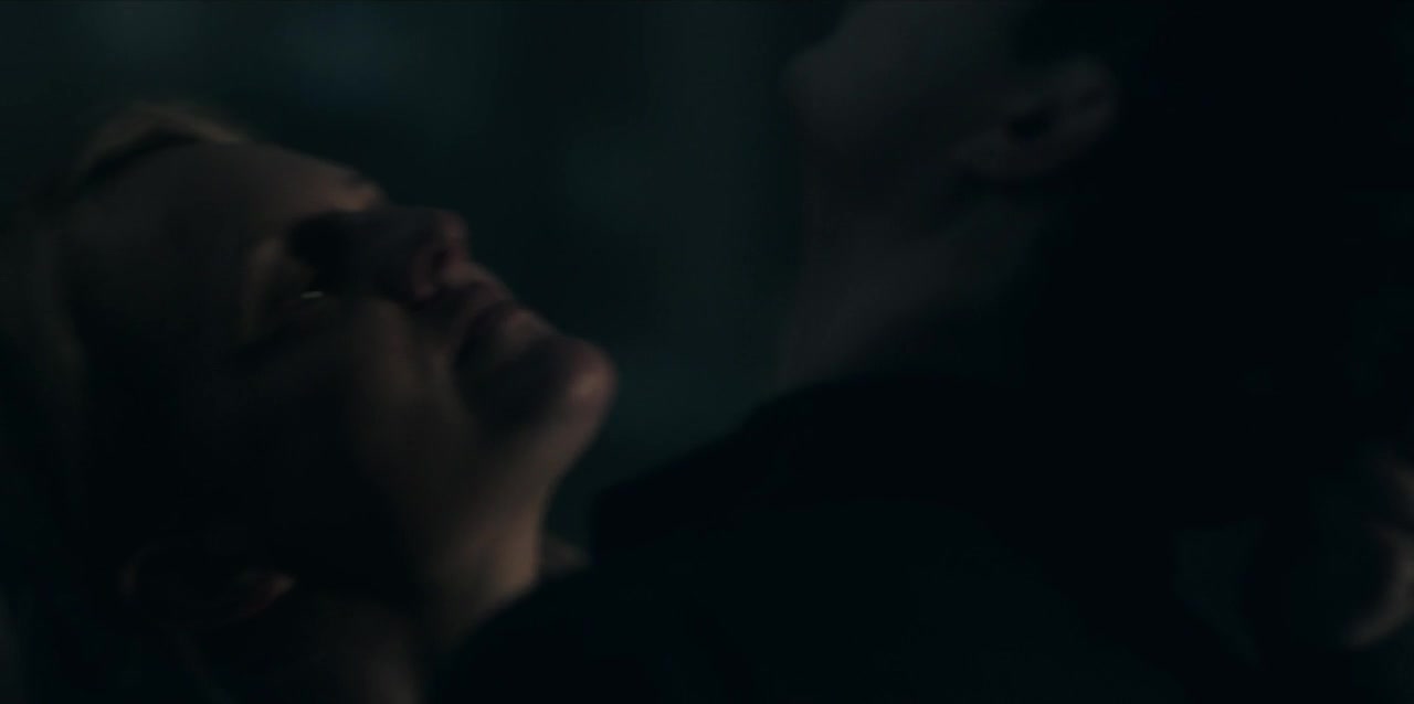 Elisabeth Moss naked – The Handmaid’s Tale s02e02 (2018)