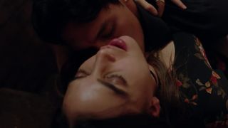 Melissa Barrera naked - Vida s01e01 (2018)