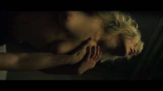 Marion Cotillard nude - La boite noire (2005)