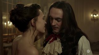Anna Brewster - Versailles s02e01 (2017) Nudity Pregnant Scene