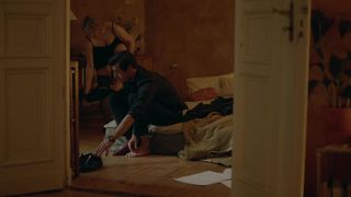 Elisabeth Moss naked - The Square (2017)