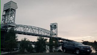 Ellen Hollman nude - Six s01e03 (2017) side boob