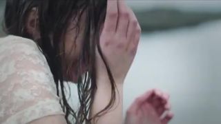 Maria Winther Olsen, Elin Morkore Dalberg Nude - Som engle vi falder (2014)