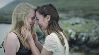 Maria Winther Olsen, Elin Morkore Dalberg Nude - Som engle vi falder (2014)