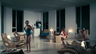 Sophia Leboutte, Julie Neenemaggi nude - Thermes (2010)