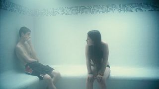 Sophia Leboutte, Julie Neenemaggi nude - Thermes (2010)