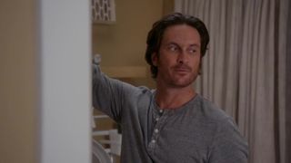 Jenna Fischer hot - Splitting Up Together s01e04 (2018)