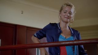 Virginie Efira - Une famille a louer (2015) Сut erotic scene