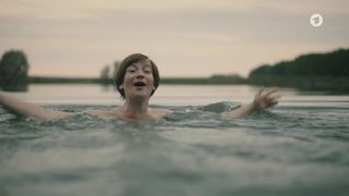 Nina Gummich, Alicia von Rittberg nude - Lotte am Bauhaus (2019)