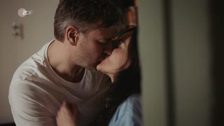 Idil Uner - Marie Brand und die Liebe zu viert (2020) Naked actress in a "topless" scene