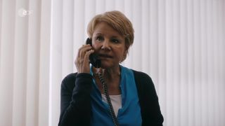 Idil Uner - Marie Brand und die Liebe zu viert (2020) Naked actress in a "topless" scene