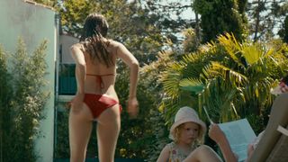 Alicia Endemann, Valerie Karsenti - Ma Famille t'adore deja (2016) Naked TV movie scene