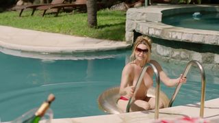 Rita Guedes, & other actresses - 1 Contra Todos s04e01e03 (2020) Naked TV movie scene