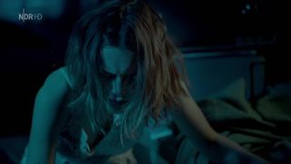 Simone Geissler, Valerie Stoll - Wo kein Schatten fallt (2018) celebrity hot video scene