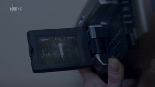 Simone Geissler, Valerie Stoll - Wo kein Schatten fallt (2018) celebrity hot video scene