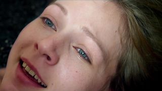 Dana Abyzova nude - Den do (2016)