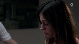 Ulrike C. Tscharre nude - Zielfahnder Flucht in die Karpaten (2016)