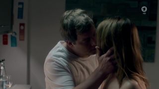 Ulrike C. Tscharre nude - Zielfahnder Flucht in die Karpaten (2016)