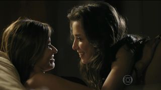 Paula Burlamaqui, Marjorie Estiano - Eu Que Amo Tanto s01e03 (2014) Naked TV movie scene