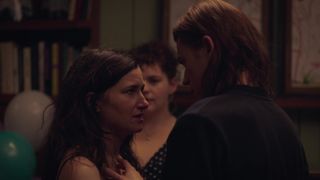 Kathryn Hahn, Katie Kershaw – Mrs. Fletcher s01e07 (2019) celeb topless scenes