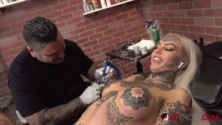 Naked Model Amber Luke masturbates while getting tattooed