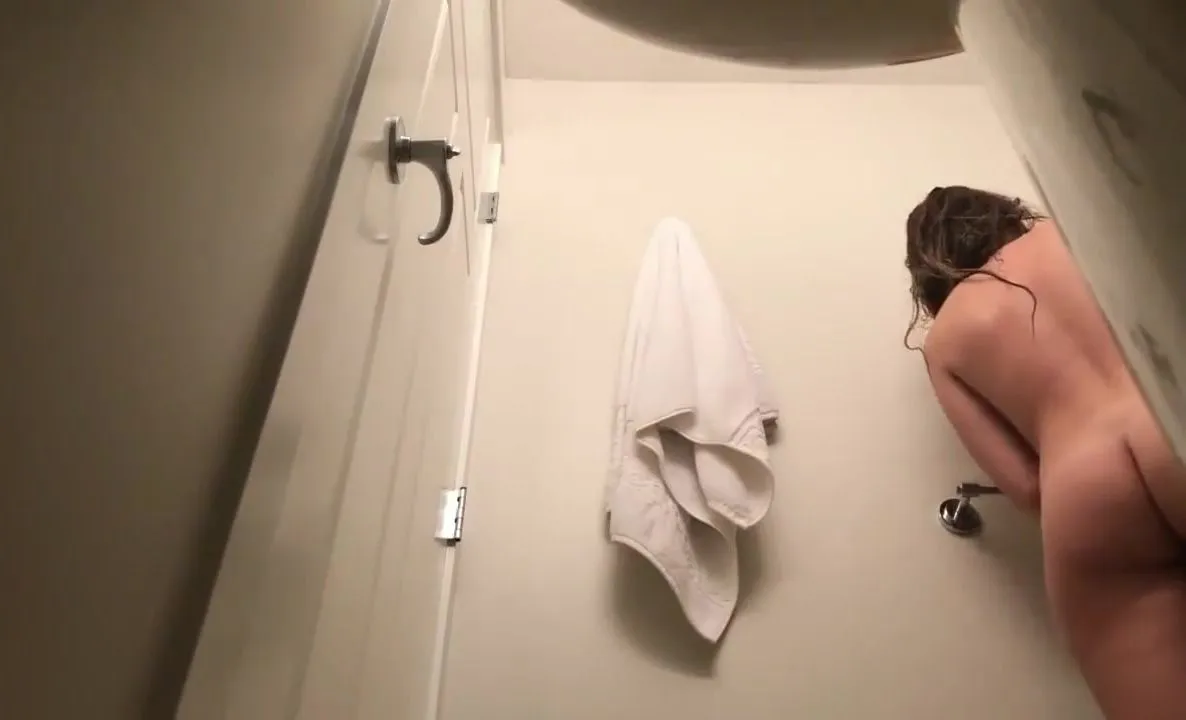 1186px x 720px - Peeping at a naked teenage girl in the bathroom - Voyeur Erotic ðŸ”¥ Boobs  Radar