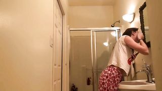 Voyeur in Bathroom (hidden cam)