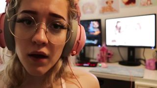 A gamer girl parody