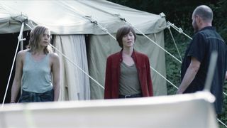 Lizzie Brochere, Maylis Dumon - Les rivieres pourpres s03e06 (2021) celeb topless scene from the movie