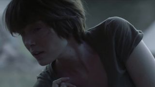 Lizzie Brochere, Maylis Dumon - Les rivieres pourpres s03e06 (2021) celeb topless scene from the movie