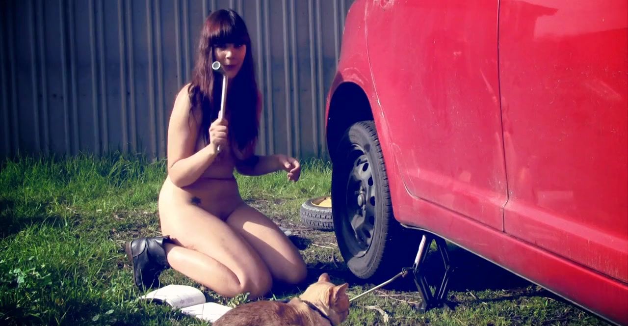 Hot Sex Tyre - Naked girl at work. Changing a tire on the car shaking her big boobs ðŸ”¥  Boobs Radar