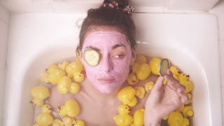 Alexia Cicard sexy - Je suis l'ennui (2021) Hot Bath Scene