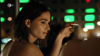 Cosima Henman naked - Extraklasse 2+ (2021) nude scene