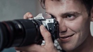 Lottie Amor, Sarah Barlondo sexy - Framed (2021) voyeur scene