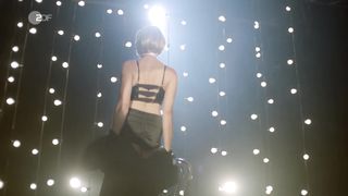 Tanja Wedhorn nackte - Fritzie-Der Himmel muss warten-Eine Frage der Haltung (2021) striptease naked on stage scene